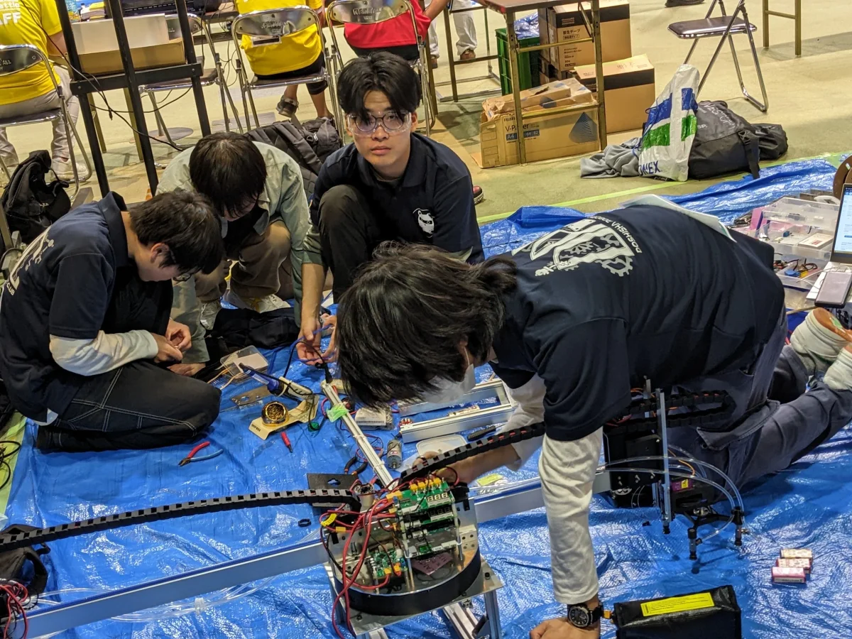 大会で使用する機体を調整する部員