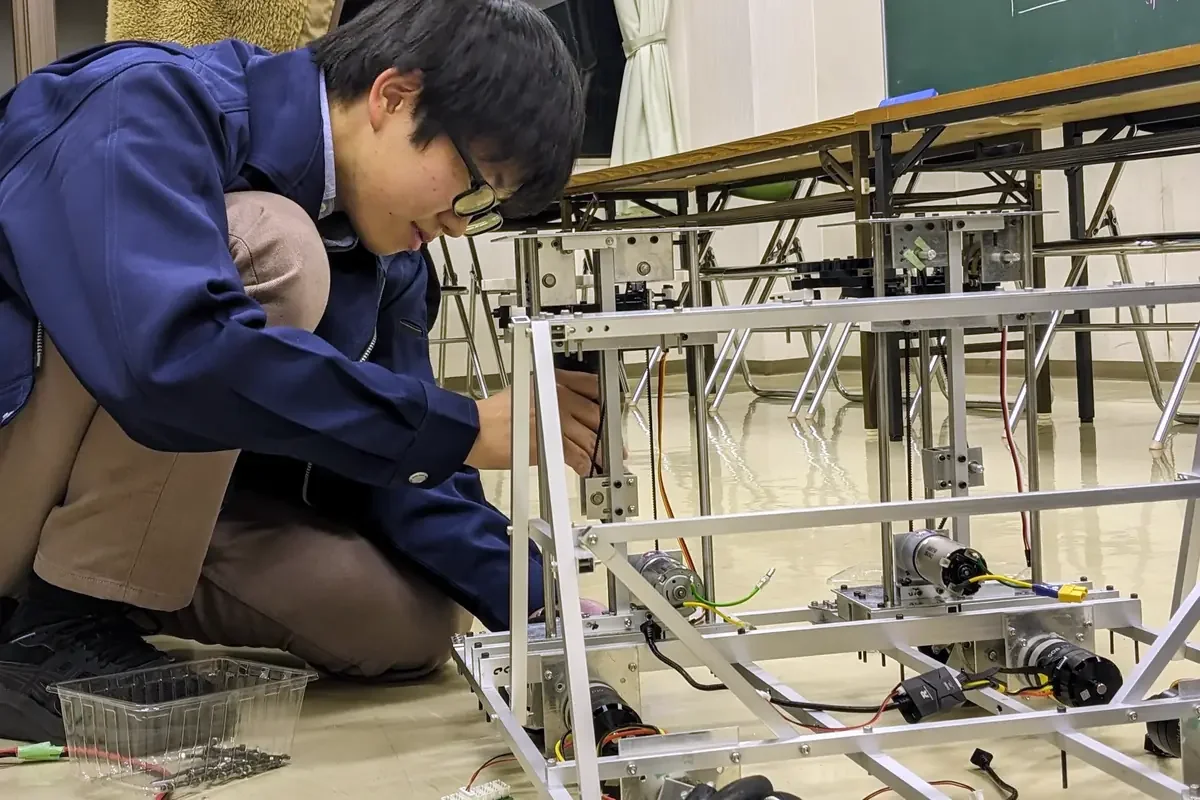 アルミフレームの機体を組み立てるメンバー