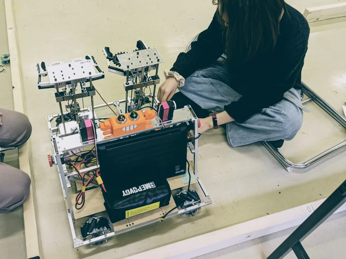機体を組み立てる部員