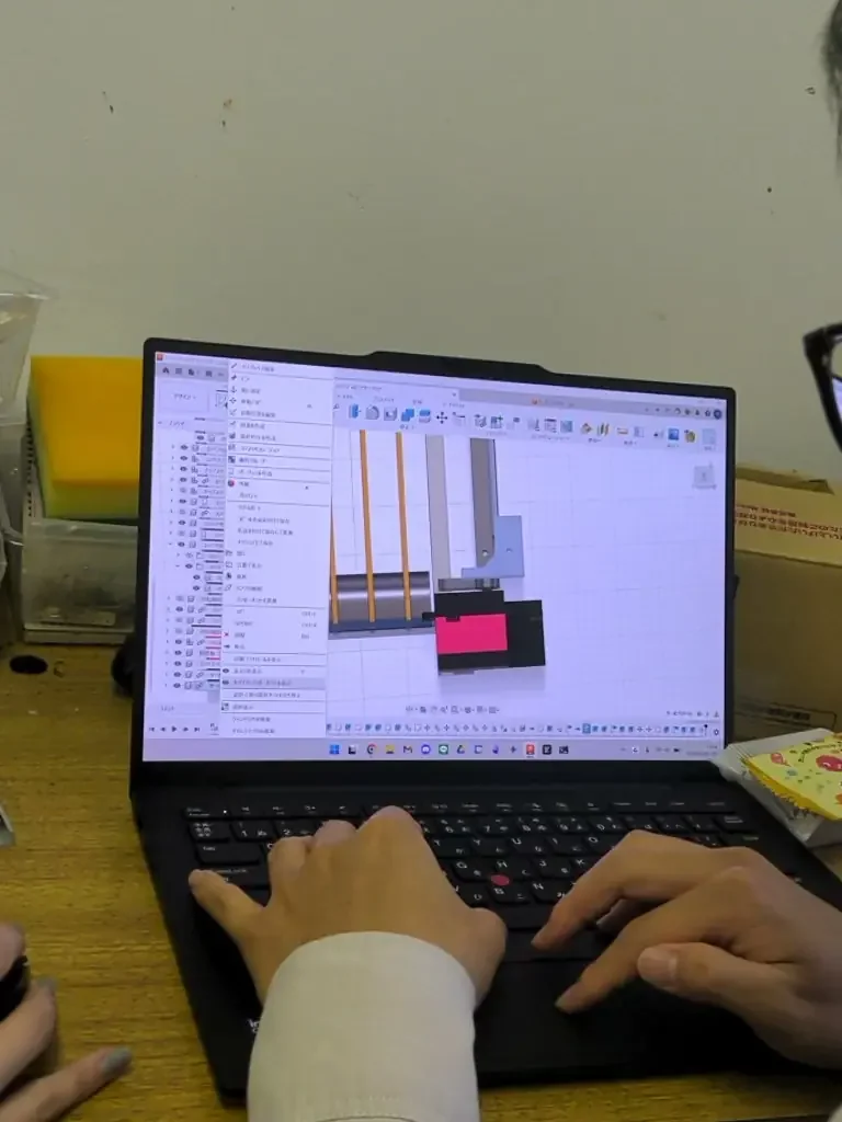 CADで機体を設計する様子
