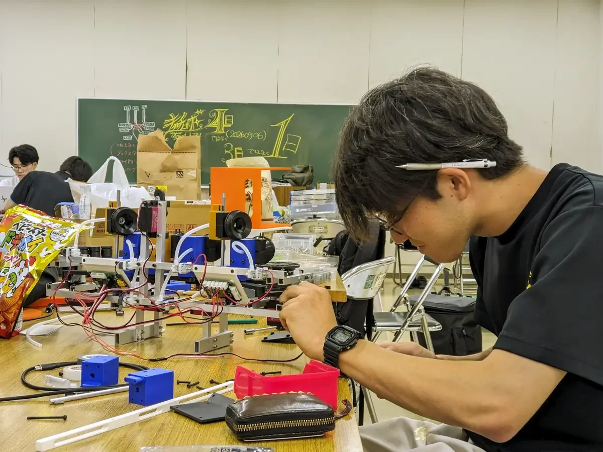 作業台で機体を組み立てるメンバー