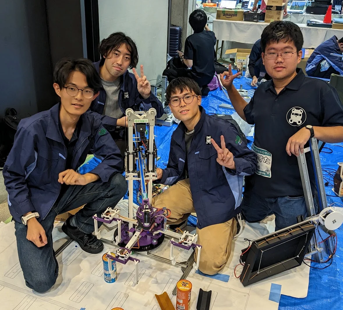第16回キャチロボバトルコンテストで出場機体を囲むDRCのメンバー